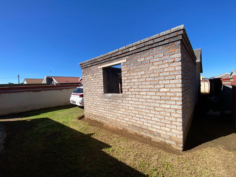 Charming 2-Bedroom Home in Secure Lifestyle Estate - Photo 2