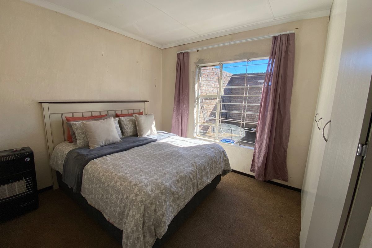 Charming 2-Bedroom Home in Secure Lifestyle Estate - Photo 4
