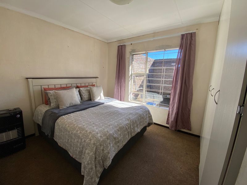 Charming 2-Bedroom Home in Secure Lifestyle Estate - Photo 4