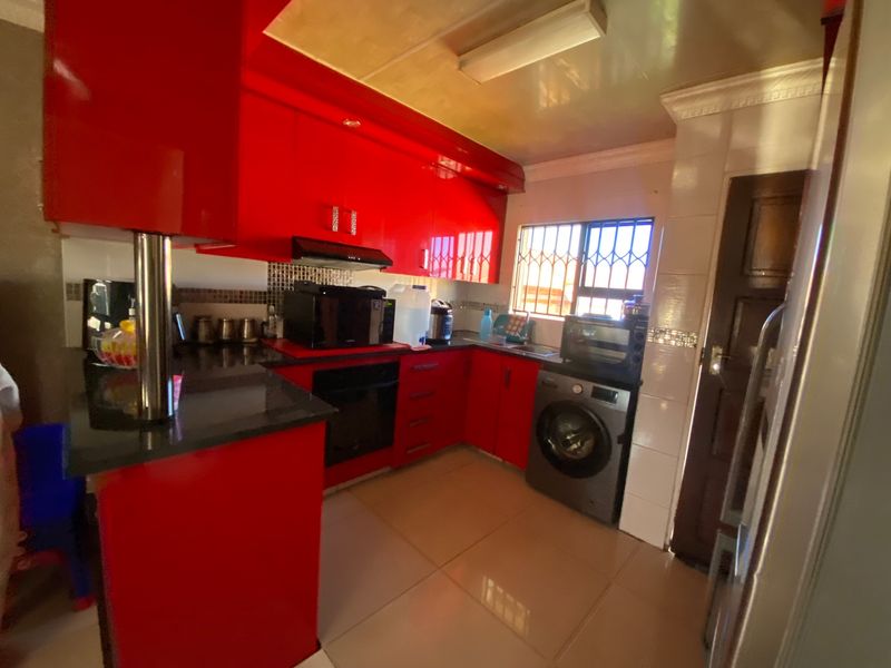 Charming 2-Bedroom Home in Secure Lifestyle Estate - Photo 3