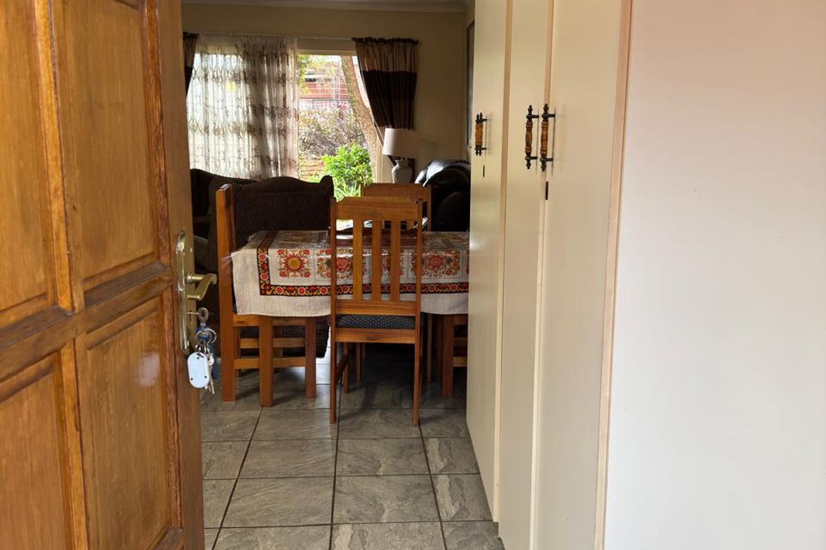 Cozy 3 Bedroom Townhouse For Sale in Die Hoewes - Photo 5