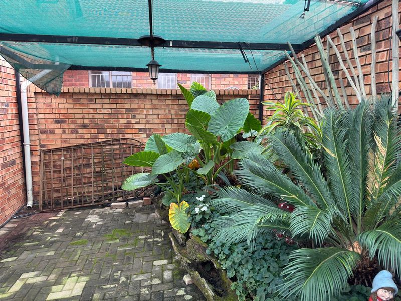 Cozy 3 Bedroom Townhouse For Sale in Die Hoewes - Photo 3
