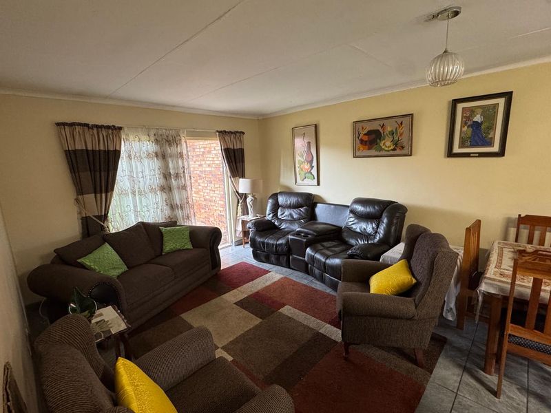 Cozy 3 Bedroom Townhouse For Sale in Die Hoewes - Photo 9