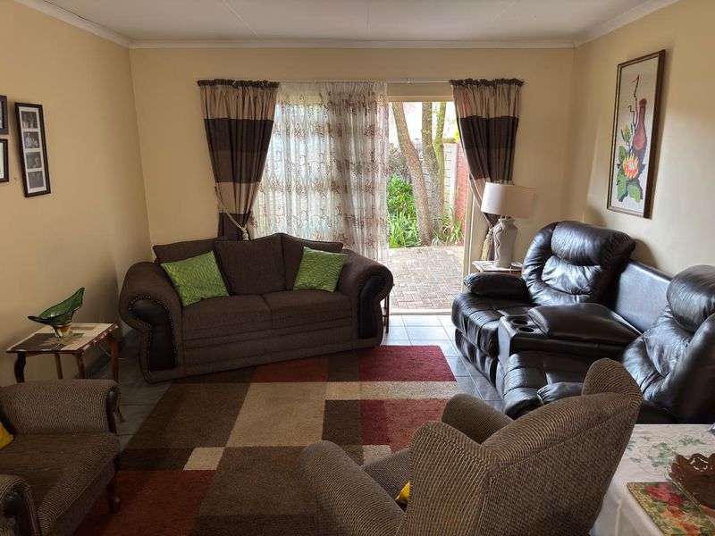 Cozy 3 Bedroom Townhouse For Sale in Die Hoewes - Photo 8