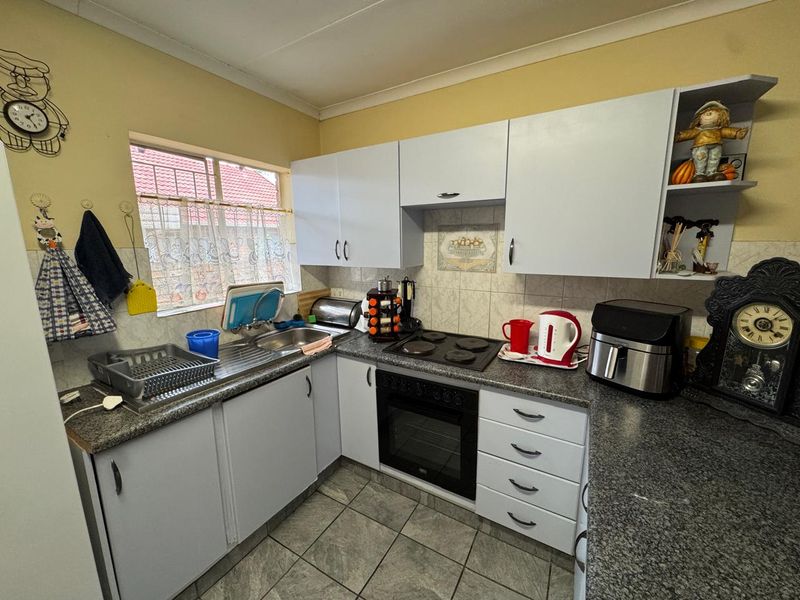 Cozy 3 Bedroom Townhouse For Sale in Die Hoewes - Photo 6
