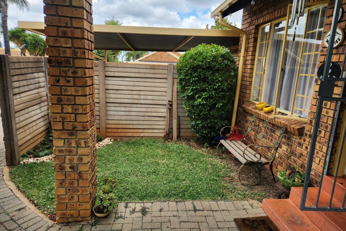 2 Bedroom Townhouse in Rooihuiskraal North - Photo 3