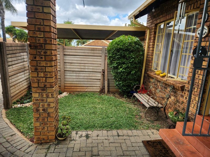 2 Bedroom Townhouse in Rooihuiskraal North - Photo 3