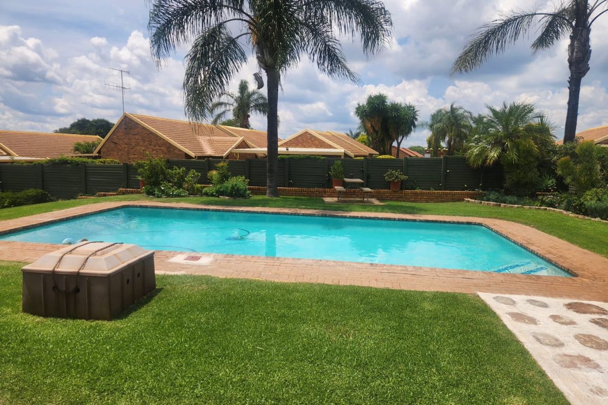 2 Bedroom Townhouse in Rooihuiskraal North - Photo 5