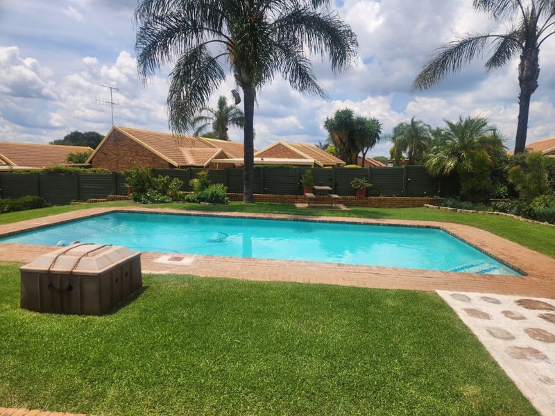 2 Bedroom Townhouse in Rooihuiskraal North - Photo 5