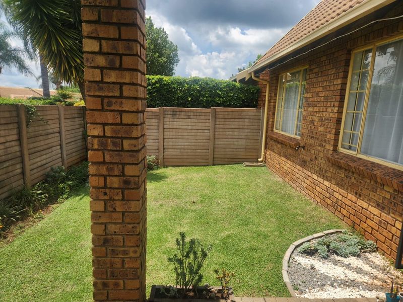 2 Bedroom Townhouse in Rooihuiskraal North - Photo 1
