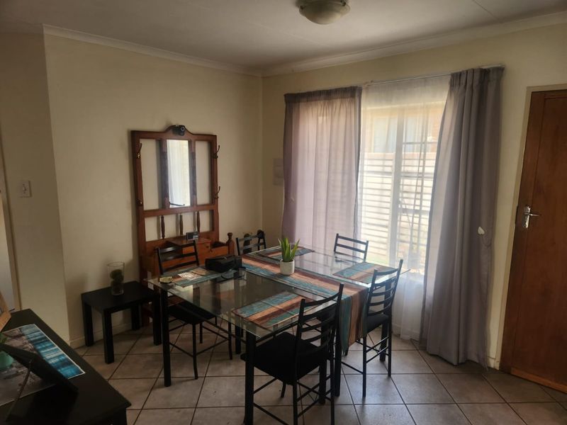 2 Bedroom Townhouse in Rooihuiskraal North - Photo 10