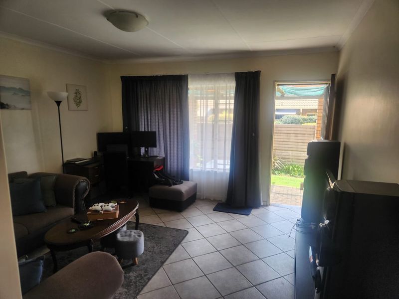 2 Bedroom Townhouse in Rooihuiskraal North - Photo 9