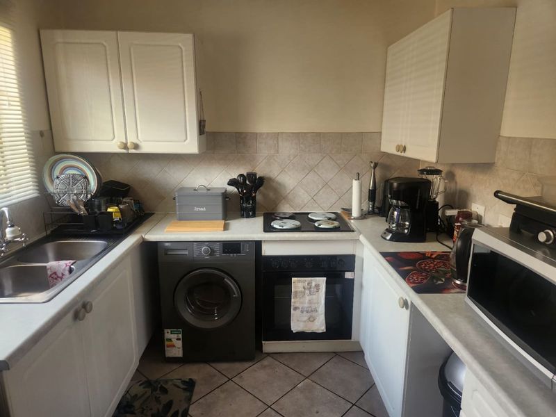 2 Bedroom Townhouse in Rooihuiskraal North - Photo 8