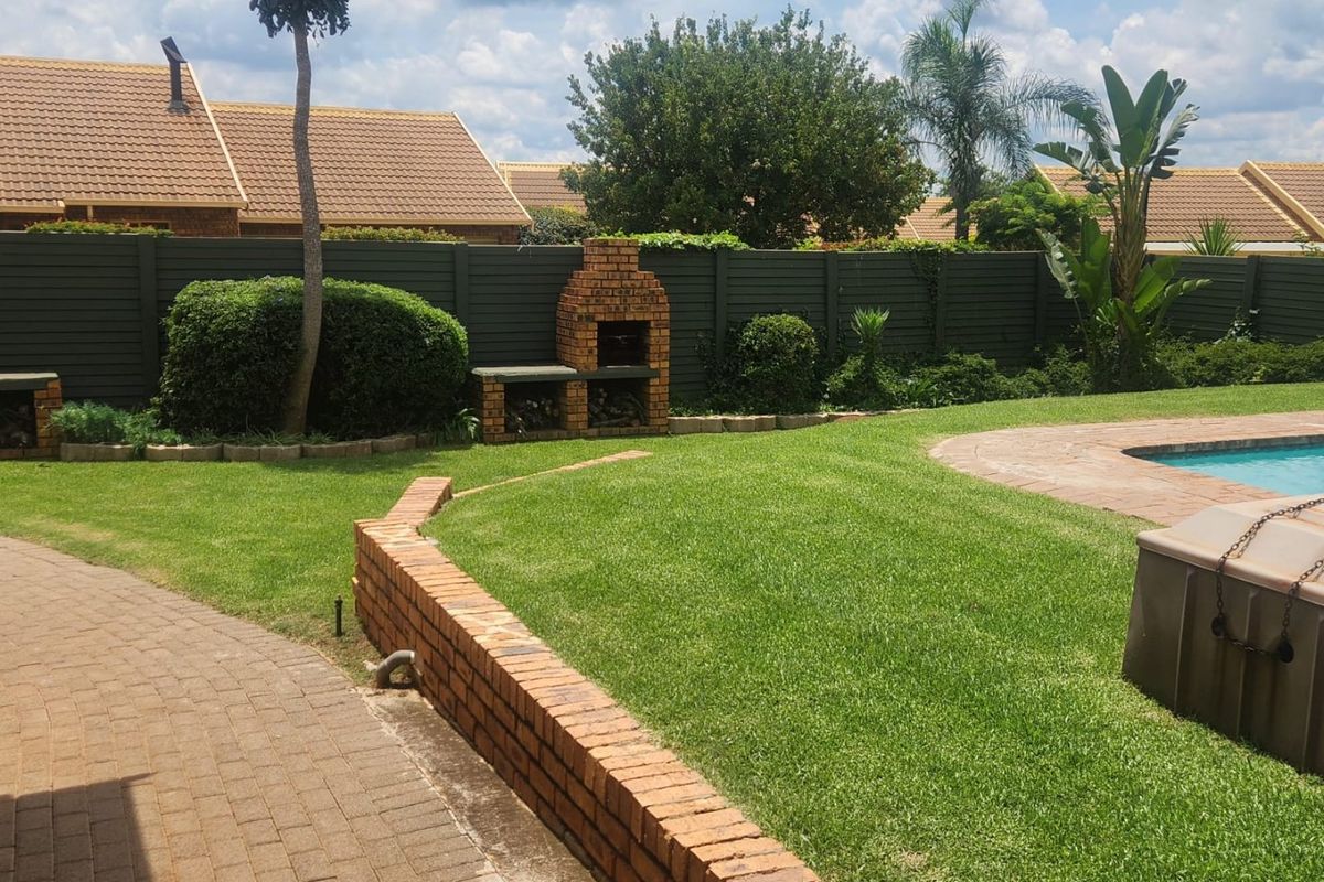 2 Bedroom Townhouse in Rooihuiskraal North - Photo 4