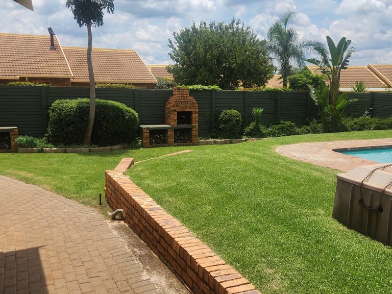 2 Bedroom Townhouse in Rooihuiskraal North - Photo 4