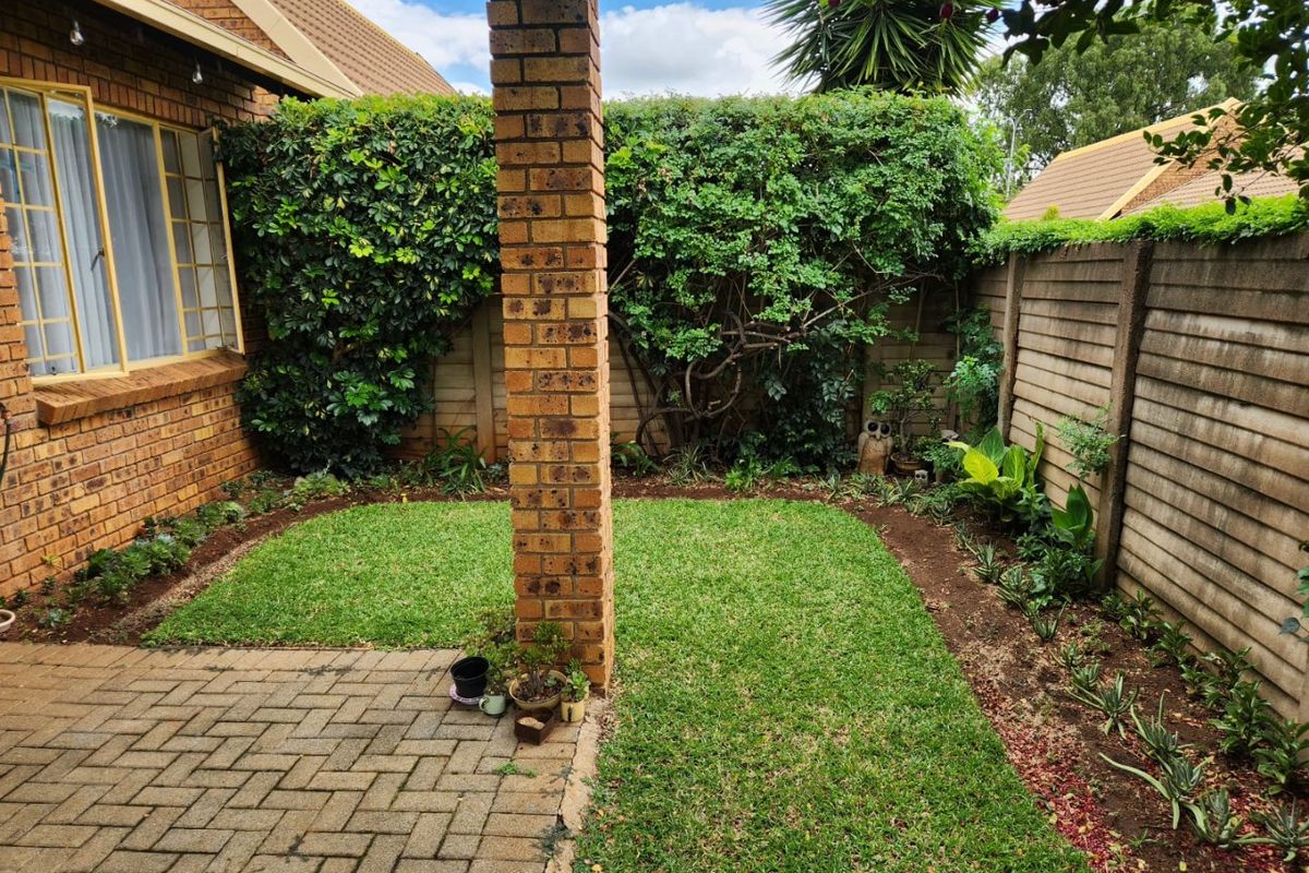 2 Bedroom Townhouse in Rooihuiskraal North - Photo 2