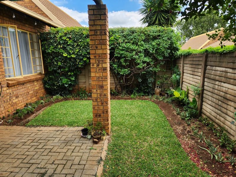2 Bedroom Townhouse in Rooihuiskraal North - Photo 2