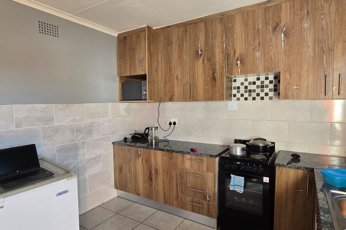 Spacious 5 bed home with flatlet in Krugersdorp West - Photo 4