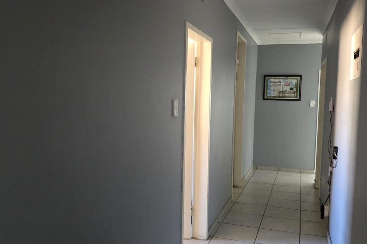 Spacious 5 bed home with flatlet in Krugersdorp West - Photo 5