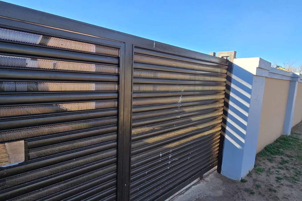 Spacious 5 bed home with flatlet in Krugersdorp West - Photo 2