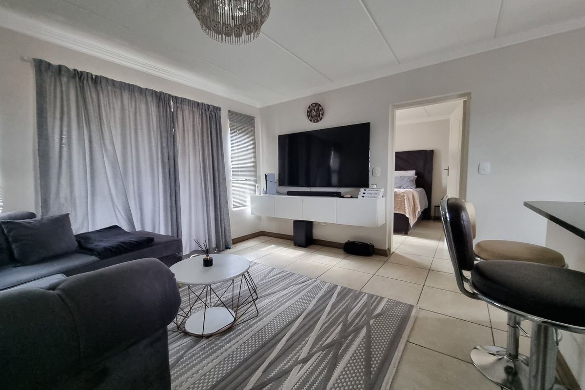Modern - 2 Bed + 2 Bath Apartment - Photo 3