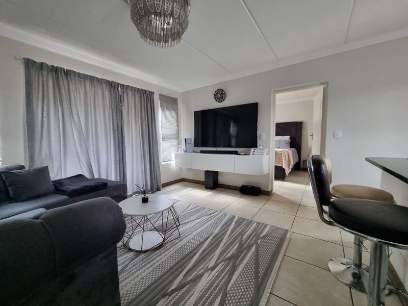 Modern - 2 Bed + 2 Bath Apartment - Photo 3