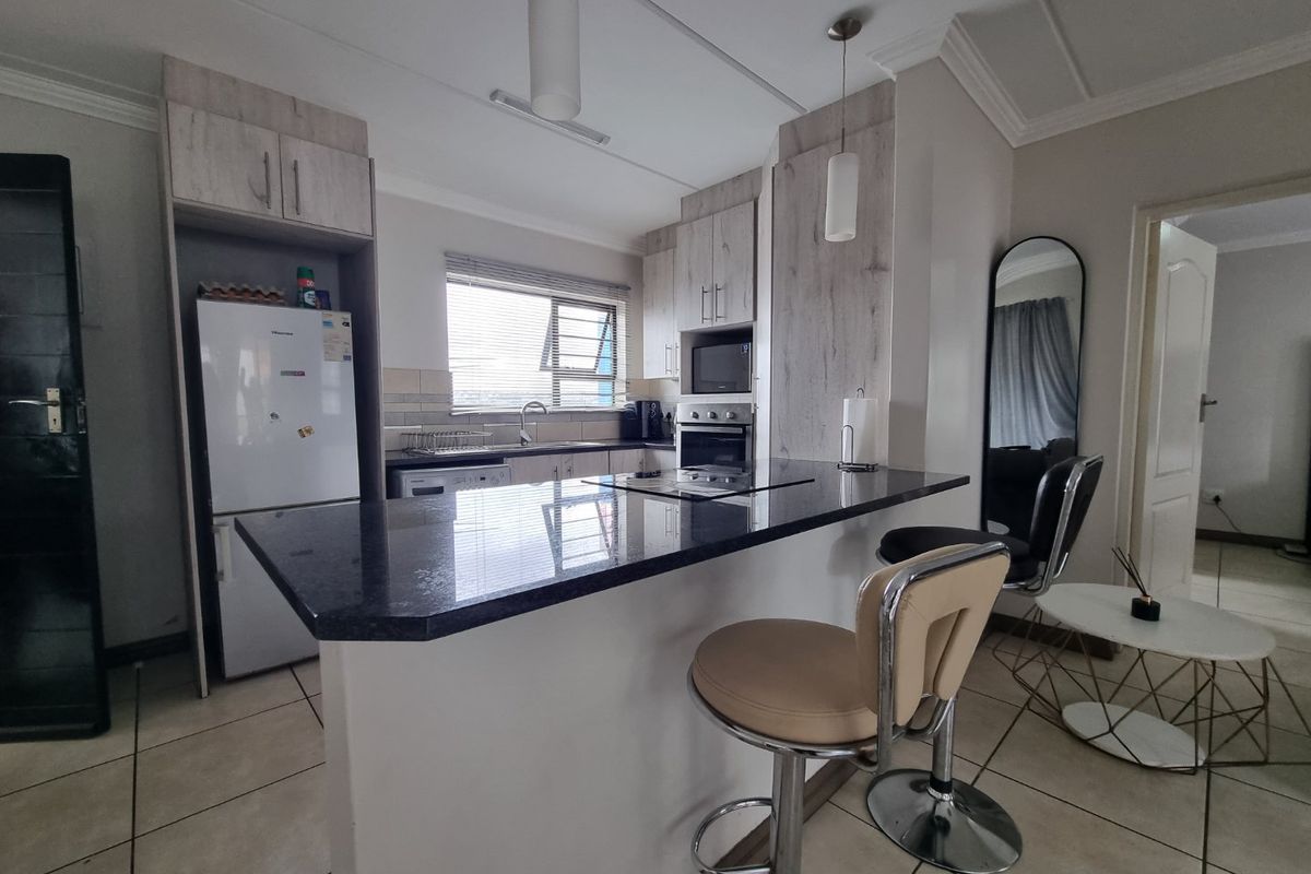 Modern - 2 Bed + 2 Bath Apartment - Photo 5
