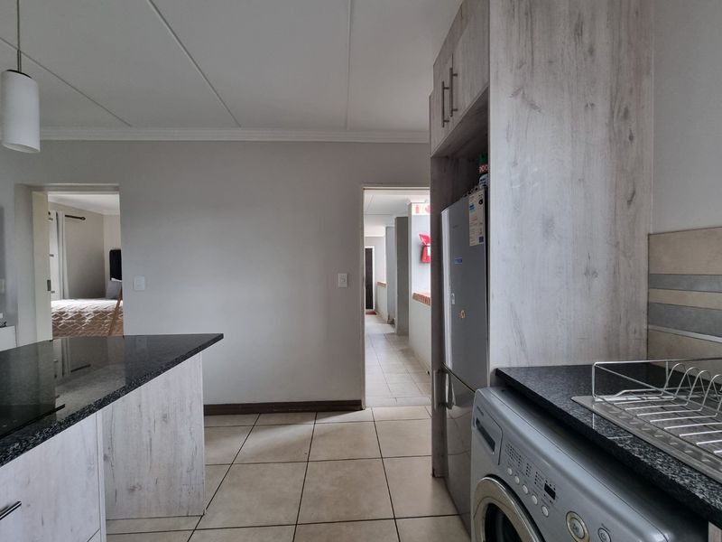 Modern - 2 Bed + 2 Bath Apartment - Photo 10