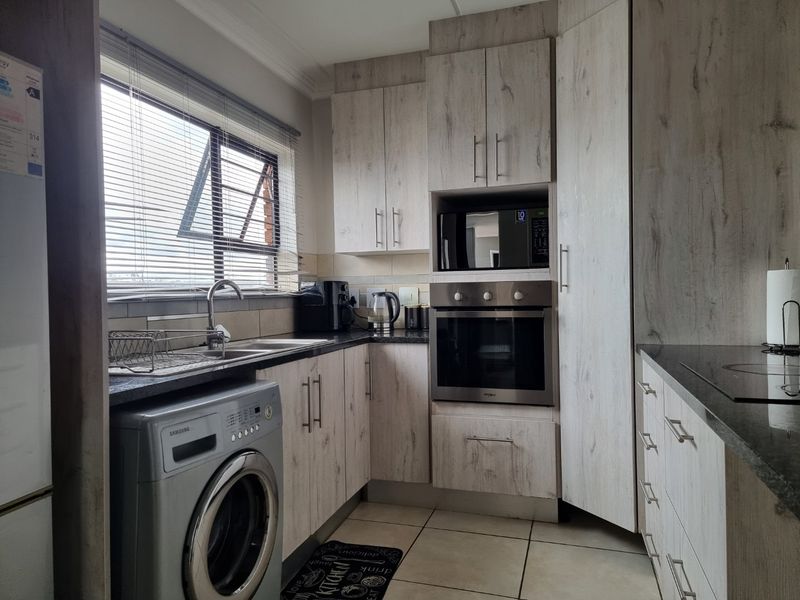 Modern - 2 Bed + 2 Bath Apartment - Photo 9