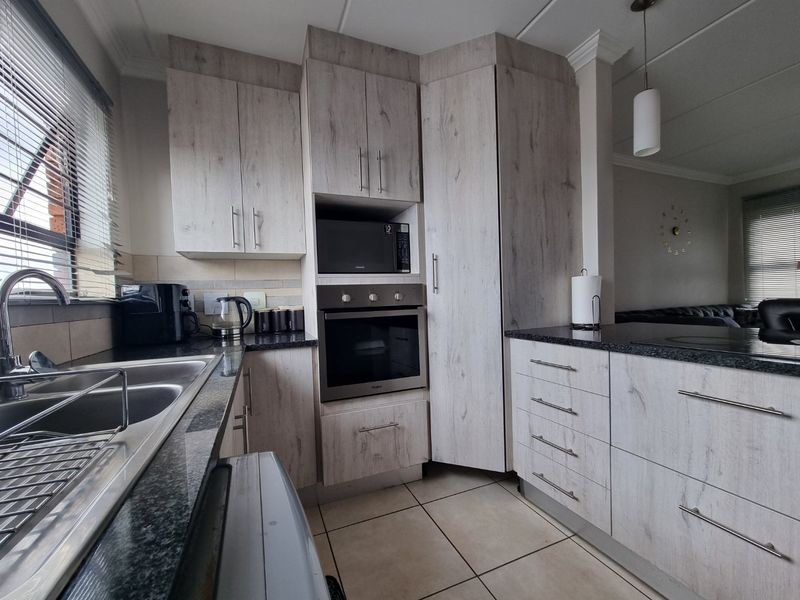 Modern - 2 Bed + 2 Bath Apartment - Photo 8