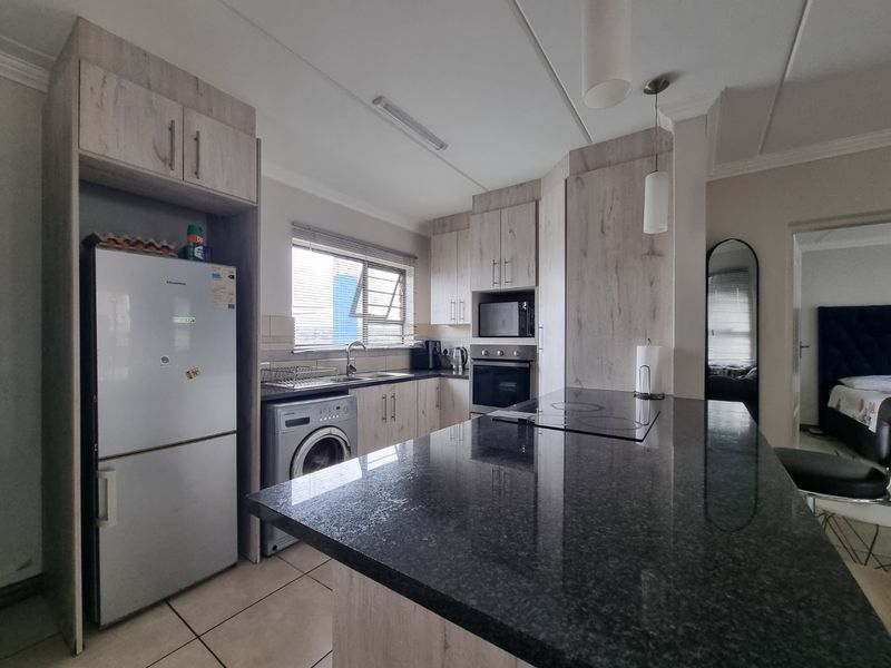 Modern - 2 Bed + 2 Bath Apartment - Photo 7