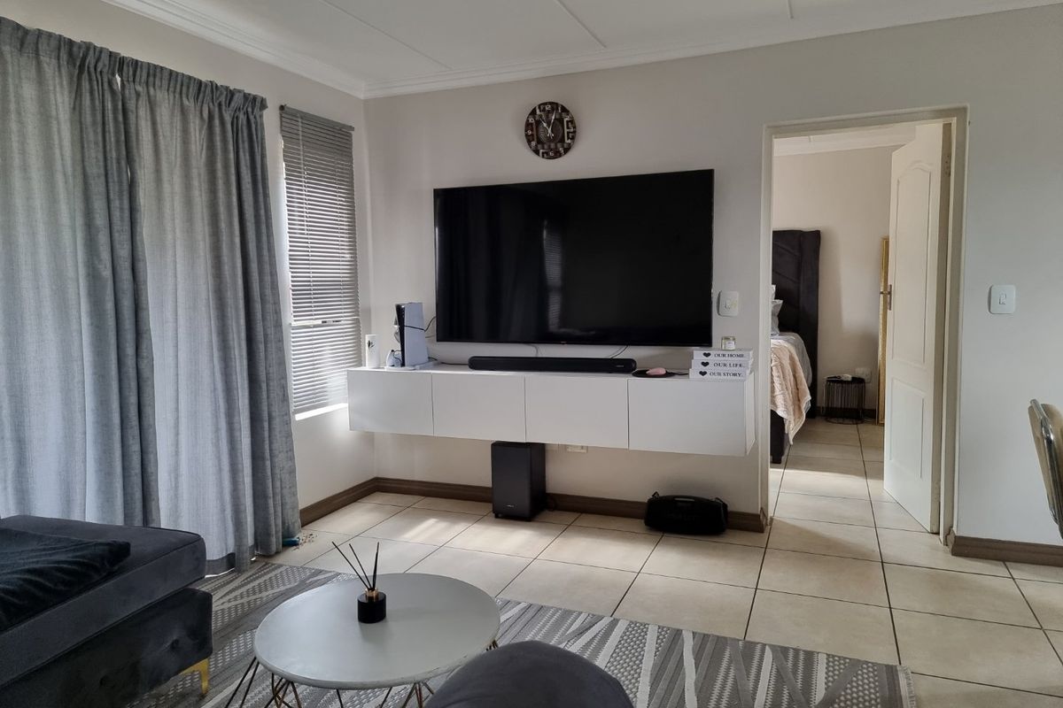 Modern - 2 Bed + 2 Bath Apartment - Photo 2