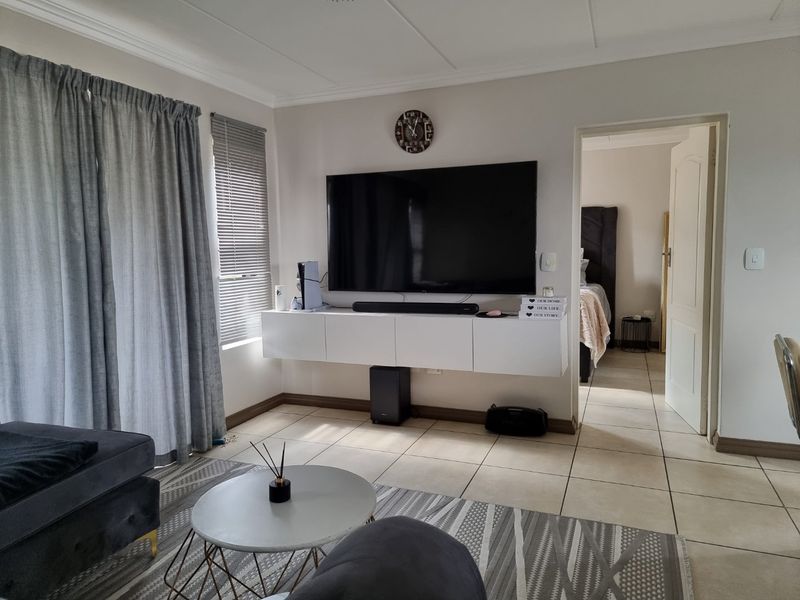Modern - 2 Bed + 2 Bath Apartment - Photo 2