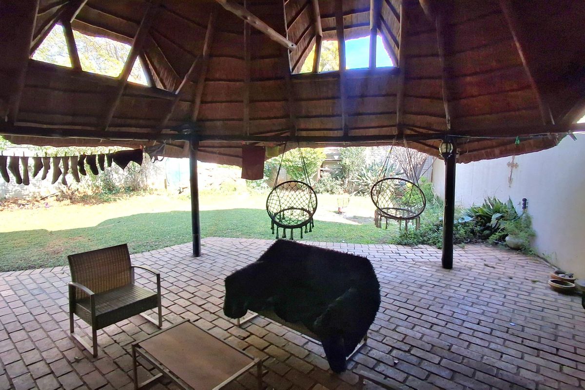 Stunning SW2 Property Featuring Flatlet, Solar & Borehole - Photo 4