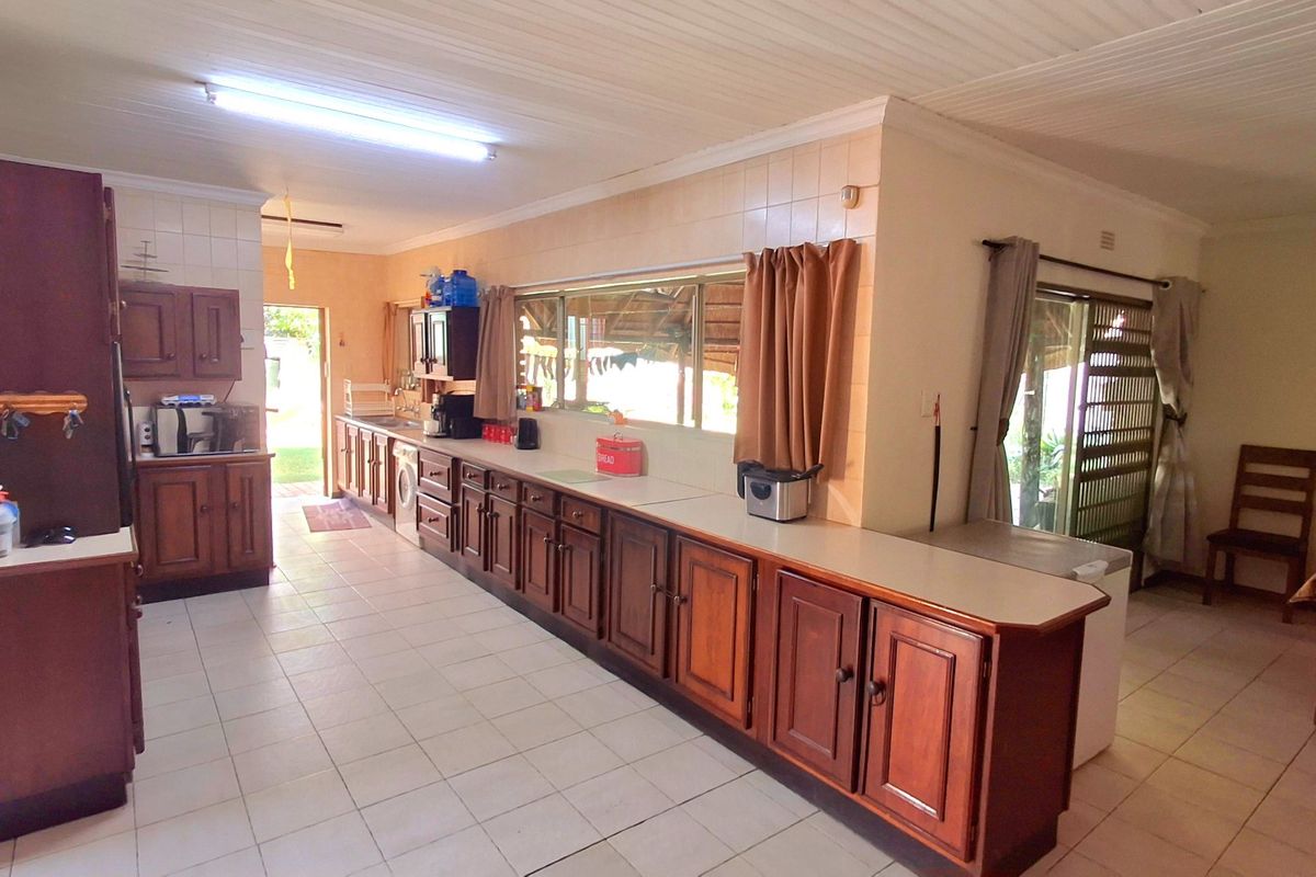 Stunning SW2 Property Featuring Flatlet, Solar & Borehole - Photo 2