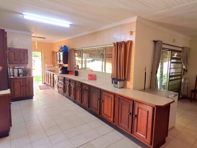Stunning SW2 Property Featuring Flatlet, Solar & Borehole - Photo 2
