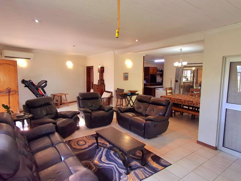 Stunning SW2 Property Featuring Flatlet, Solar & Borehole - Photo 9