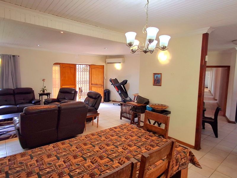 Stunning SW2 Property Featuring Flatlet, Solar & Borehole - Photo 10