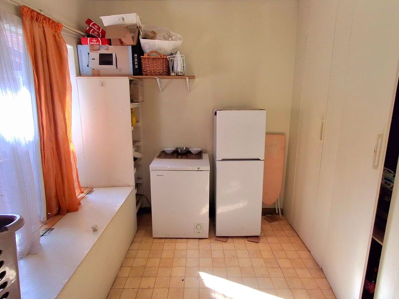 Stunning SW2 Property Featuring Flatlet, Solar & Borehole - Photo 8