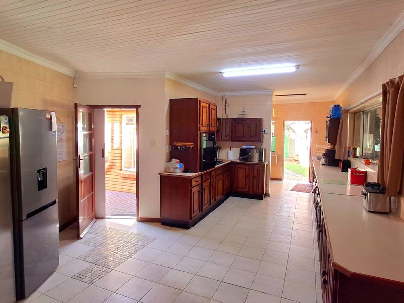 Stunning SW2 Property Featuring Flatlet, Solar & Borehole - Photo 6