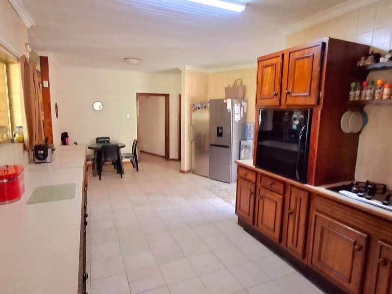 Stunning SW2 Property Featuring Flatlet, Solar & Borehole - Photo 7