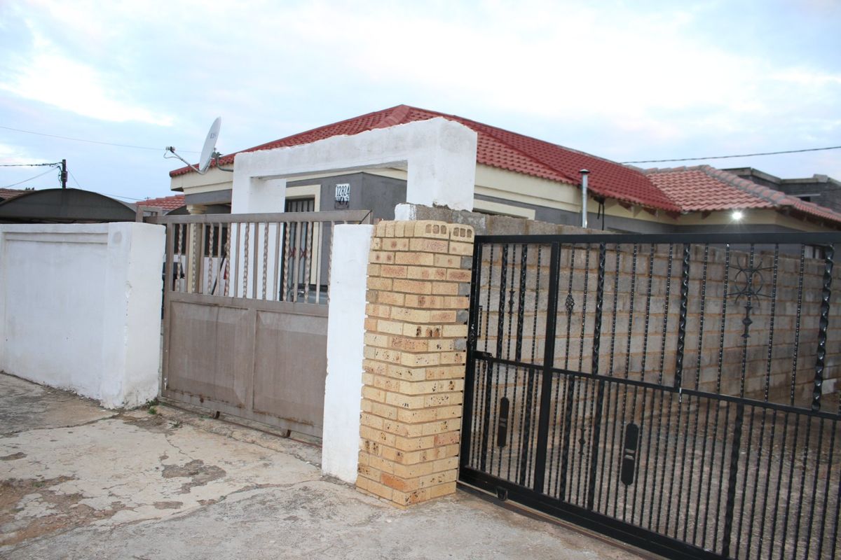 RECENTLY RENOVATED 3 BEDROOM HOUSE - Photo 5