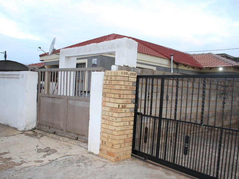 RECENTLY RENOVATED 3 BEDROOM HOUSE - Photo 5