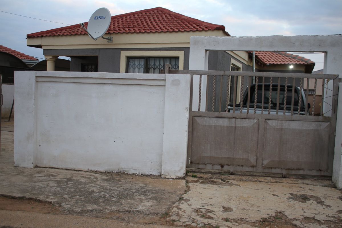 RECENTLY RENOVATED 3 BEDROOM HOUSE - Photo 4