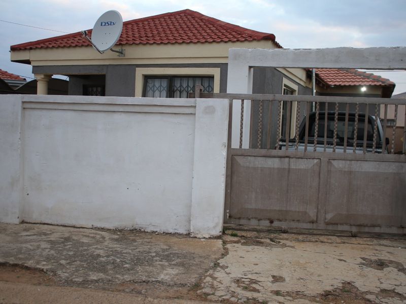 RECENTLY RENOVATED 3 BEDROOM HOUSE - Photo 4