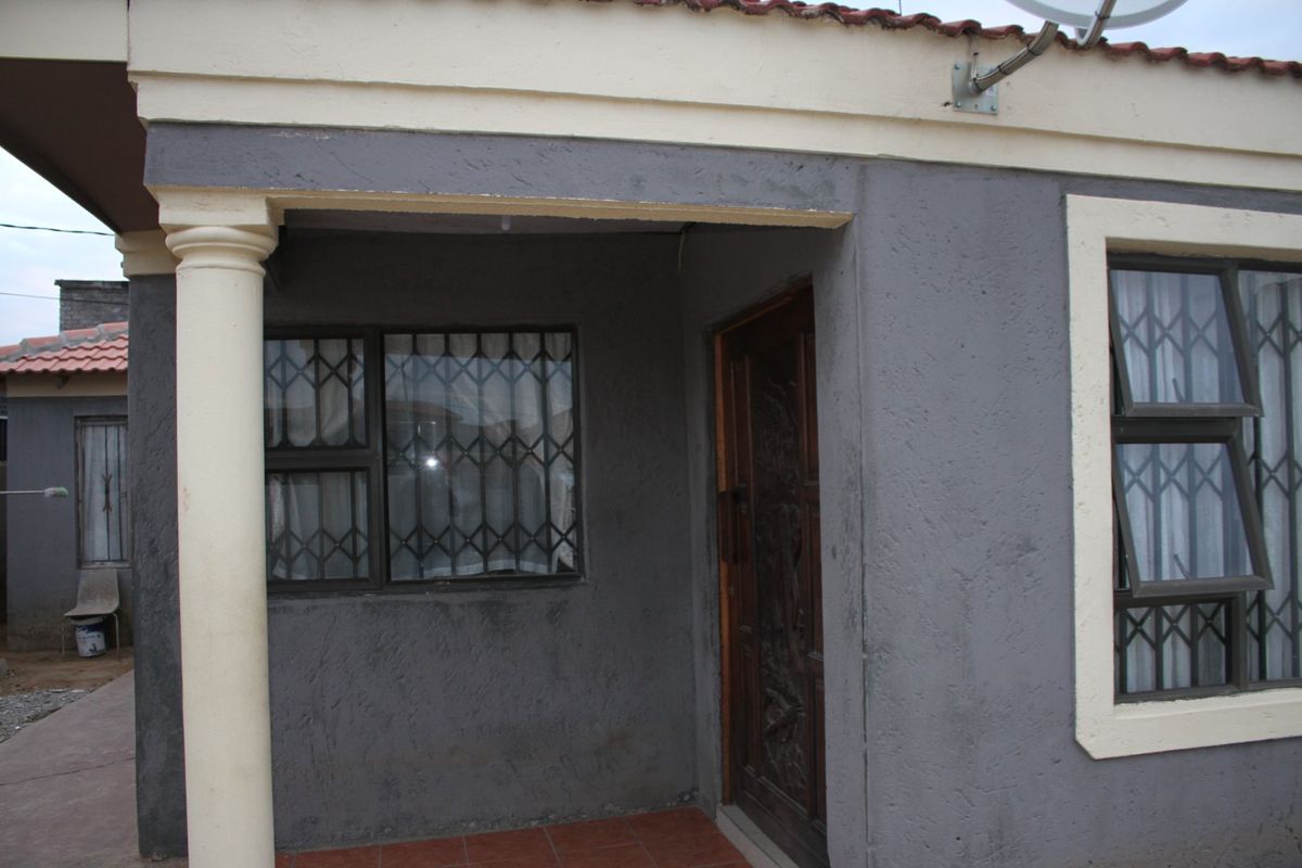 RECENTLY RENOVATED 3 BEDROOM HOUSE - Photo 2