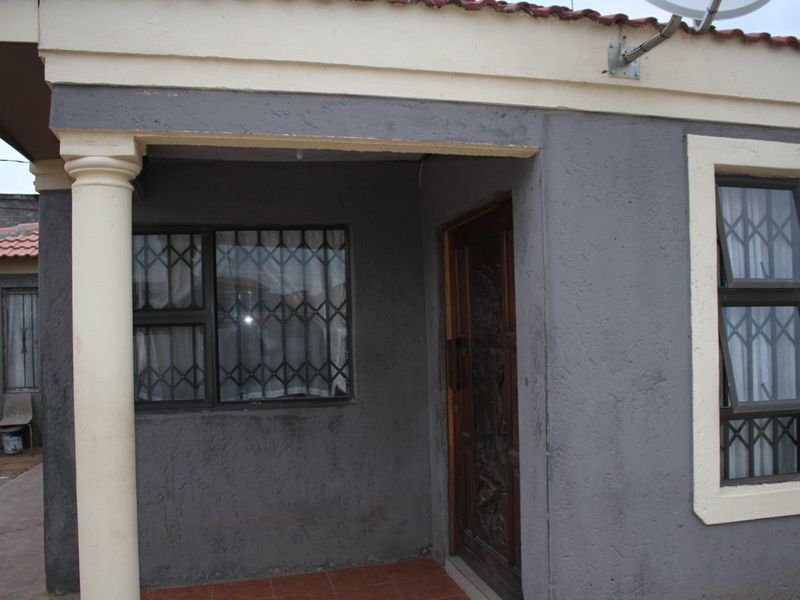 RECENTLY RENOVATED 3 BEDROOM HOUSE - Photo 2