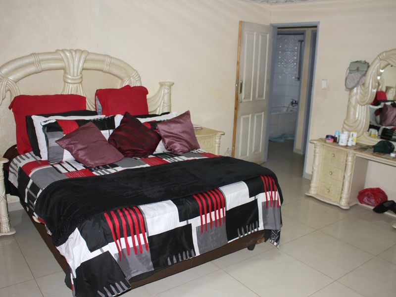 RECENTLY RENOVATED 3 BEDROOM HOUSE - Photo 10