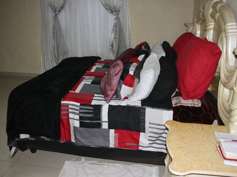 RECENTLY RENOVATED 3 BEDROOM HOUSE - Photo 9
