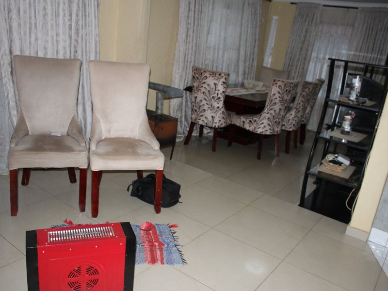 RECENTLY RENOVATED 3 BEDROOM HOUSE - Photo 7